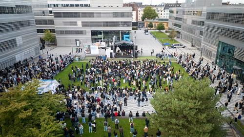 Rund 2000 Erstsemester kamen am ersten Tag ihrer Studienzeit zur Begrüßung auf den HSD-Campus. 